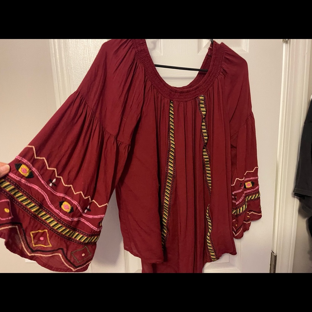 Gorgeous embroidery bell sleeve size 16-18 Great Condition